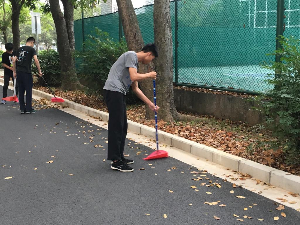 志愿者们正在认真的打扫
