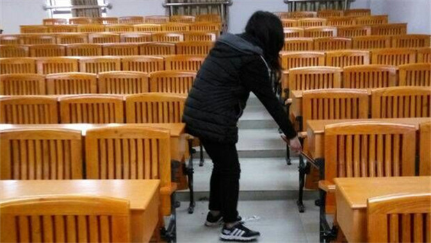 志愿者在扫地