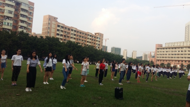 比赛前认真训练的外国语学院方阵同学们.jpg