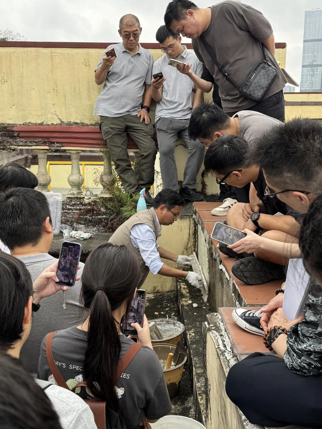张万胜现场演示传统草筋灰批灰及防水磨浆工艺