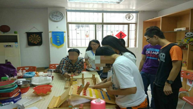 志愿者们和学员们在堆积木_副本.jpg
