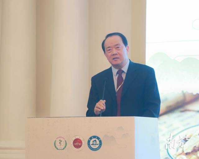 中国科学院上海药物研究所研究员、中国中西医结合学会中药专业委员会主任委员、中药标准化技术国家工程实验室主任果德安。 中国科学院上海药物研究所研究员、中国中西医结合学会中药专业委员会主任委员、中药标准化技术国家工程实验室主任果德安。