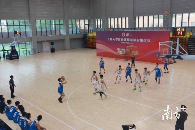 活动当天还举行了澳门科技大学篮球队与五邑大学篮球队友谊赛。 活动当天还举行了澳门科技大学篮球队与五邑大学篮球队友谊赛。