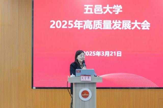 广东省科技创新监测研究中心首席研究员龙云凤作主题报告。 广东省科技创新监测研究中心首席研究员龙云凤作主题报告。