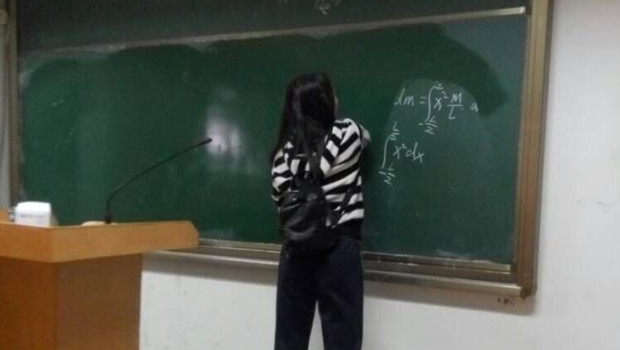 志愿者在擦黑板