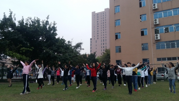陈景林老师与同学们一起训练.jpg