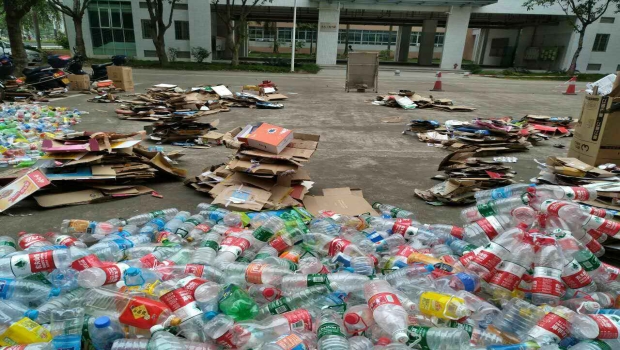 通过同学们的努力收集起来的各类废品.jpg
