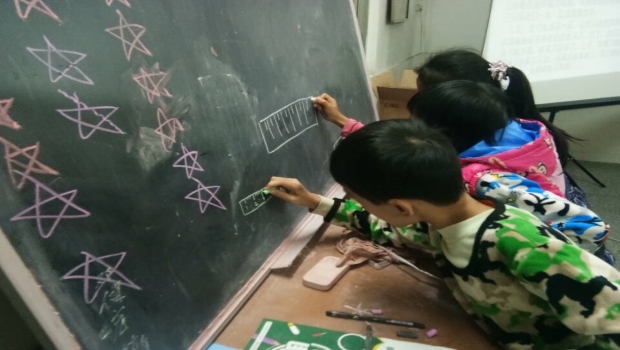 学生们积极参与课堂.jpg