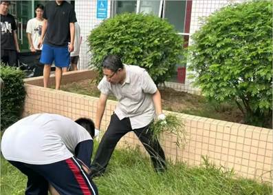 男人在玩飞盘 AI 生成的内容可能不正确。