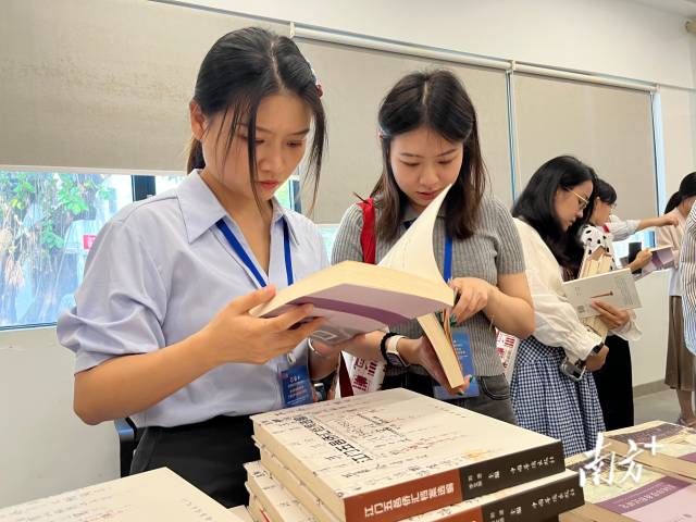 侨乡作为连接中国与世界的独特桥梁,其文化资源的创新利用成为会议关注焦点。   侨乡作为连接中国与世界的独特桥梁,其文化资源的创新利用成为会议关注焦点。