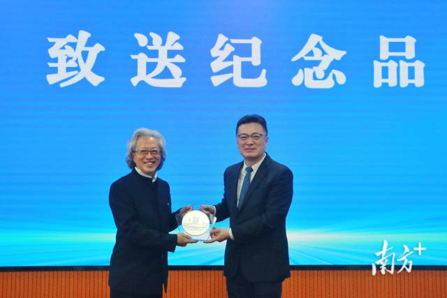 五邑大学党委书记栾天罡代表学校向香港和记行集团执行主席兼行政总裁李文辉赠送学校纪念品。