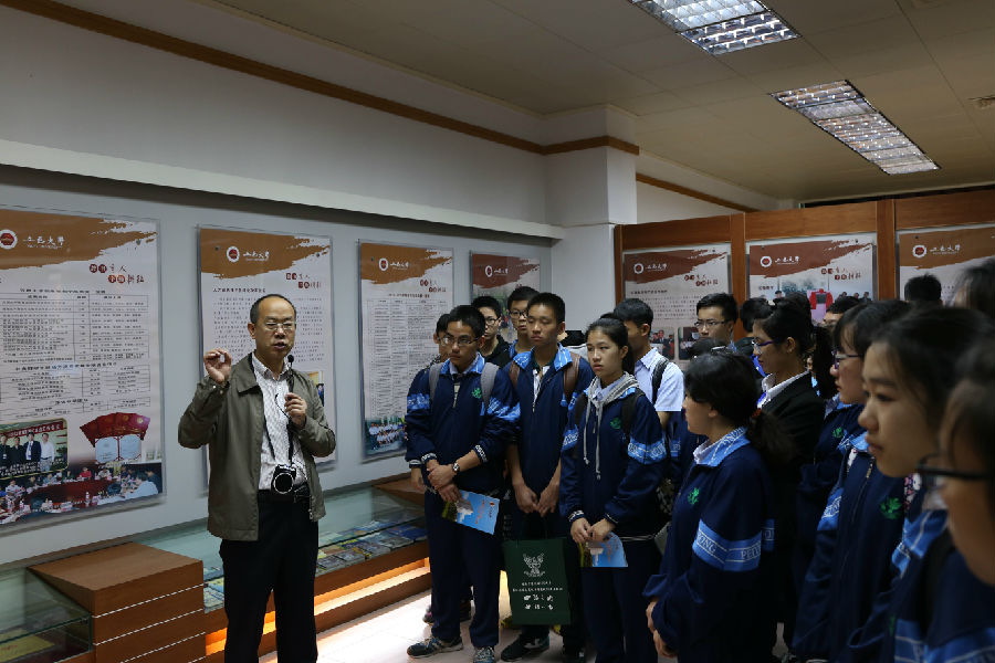 江门市培英高级中学师生参观十友楼
