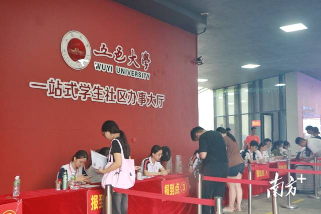 来自全国各地的新生陆续前来报到。 来自全国各地的新生陆续前来报到。