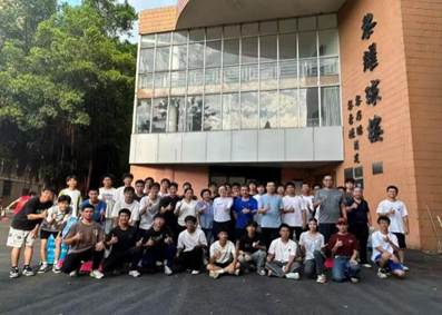 一群人站在建筑前 AI 生成的内容可能不正确。