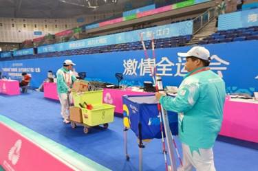 图片包含 人, 建筑, 男人, 站 AI 生成的内容可能不正确。