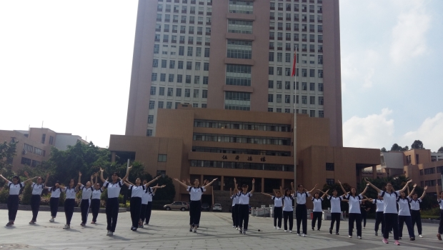 面向阳光积极做操的外院学子.jpg