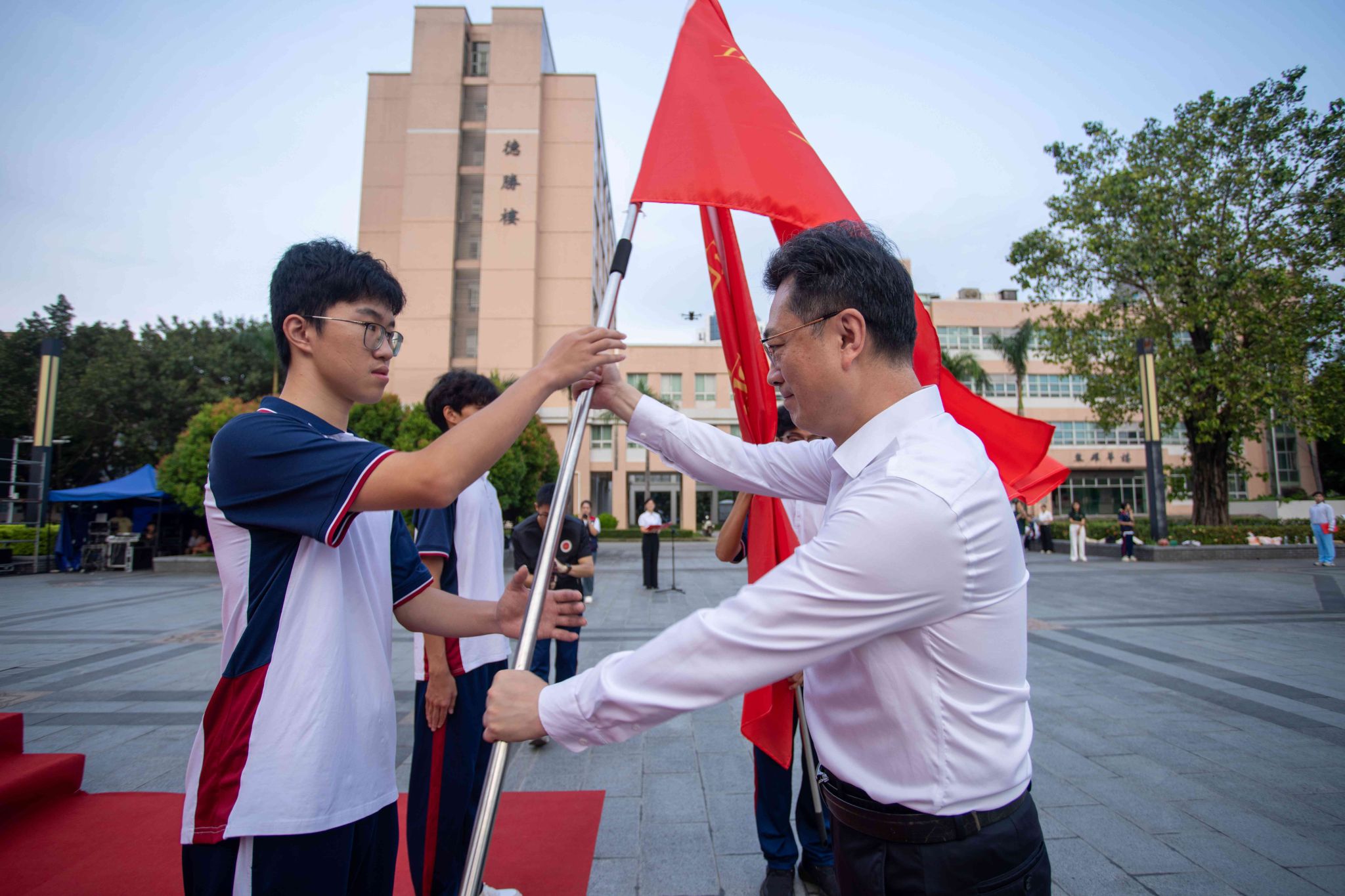 五邑大学举行师生“走进江门基层”实践队出征仪式