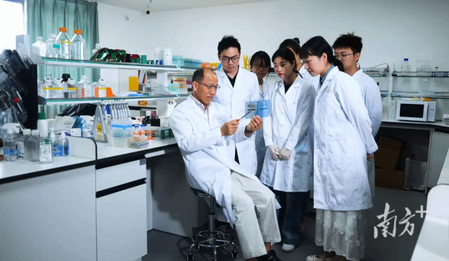 五邑大学家兔心血管疾病研究科研团队在华南生物医药大动物模型研究院开展实验。 五邑大学家兔心血管疾病研究科研团队在华南生物医药大动物模型研究院开展实验。