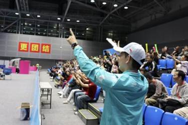 拿着行李的人 AI 生成的内容可能不正确。