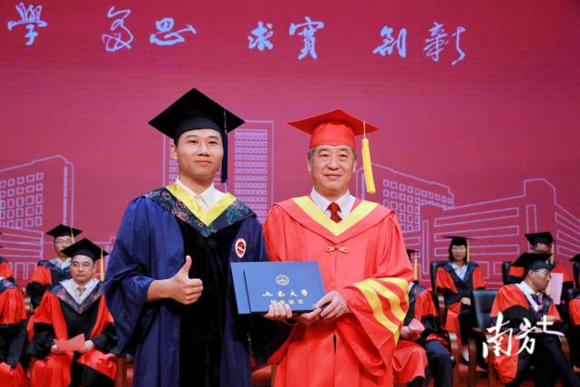 五邑大学校长张运华为2024届毕业生授予学位。 五邑大学校长张运华为2024届毕业生授予学位。