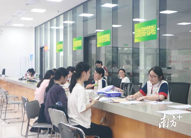 五邑大学为家庭经济困难的学生开设资助“绿色通道”。 五邑大学为家庭经济困难的学生开设资助“绿色通道”。