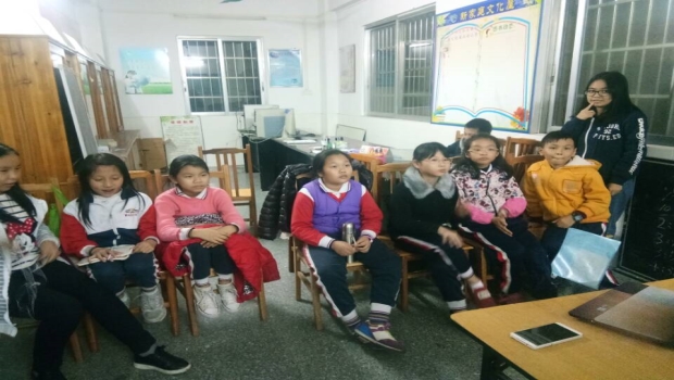 在课堂上高度集中的学生们.jpg