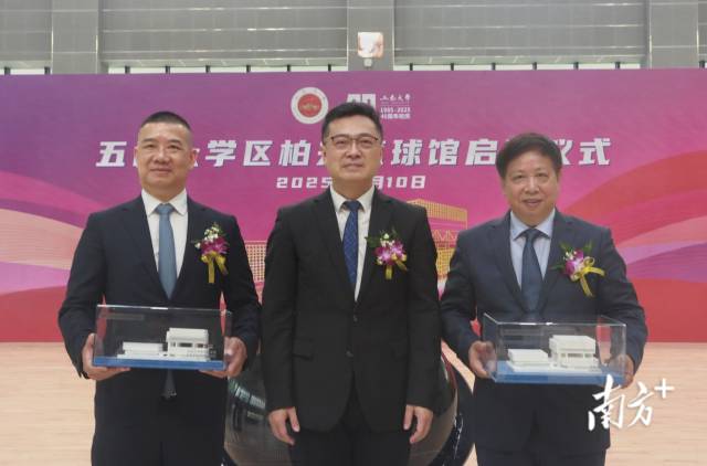 五邑大学向区柏来、甄瑞权赠送纪念品。 五邑大学向区柏来、甄瑞权赠送纪念品。