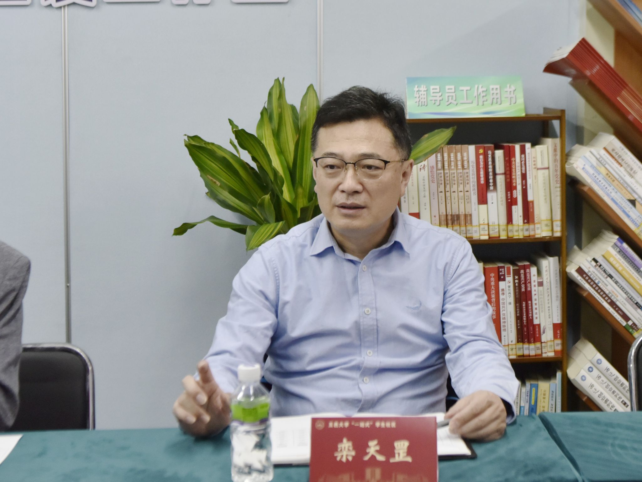 校党委书记栾天罡走进“一站式”学生社区讲授一堂别开生面的思政课