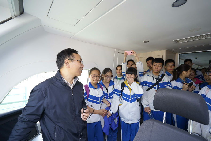 新会实验中学师生参观轨道交通综合实训基地