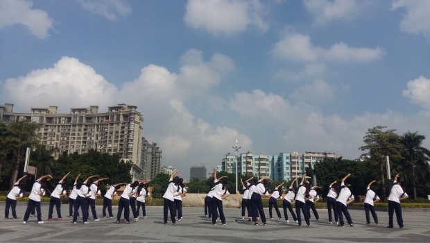 蓝天下积极做操的外院学子.jpg