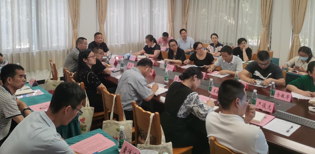 学校召开图书文献委员会会议