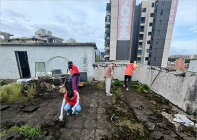 人站在建筑前 AI 生成的内容可能不正确。