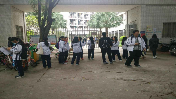 在学生宿舍门口蓄势待发的同学们.jpg