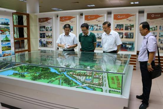 张运华校长带领李陵申教授、郑来久教授参观校史馆
