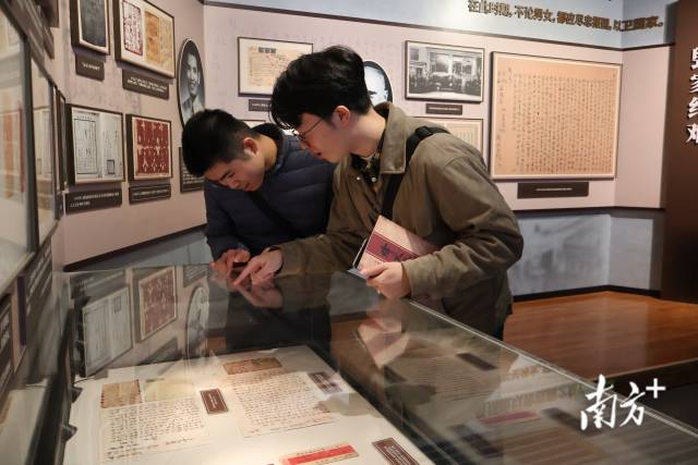 沉浸式观展,爱国的种子在心中发芽。 沉浸式观展,爱国的种子在心中发芽。