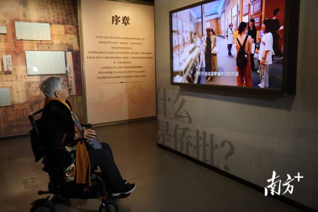 原中国音协奥尔夫专业委员会会长、江门籍乡亲李凌的女儿李妲娜观展。 原中国音协奥尔夫专业委员会会长、江门籍乡亲李凌的女儿李妲娜观展。